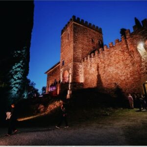 Castel di Poggio front lato notte